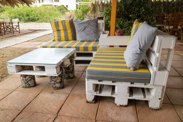 Entretien d'un salon de jardin en palette : conseils pour les garder en bon état