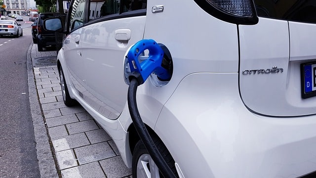 Comment recharger sa voiture électrique pendant un séjour ?