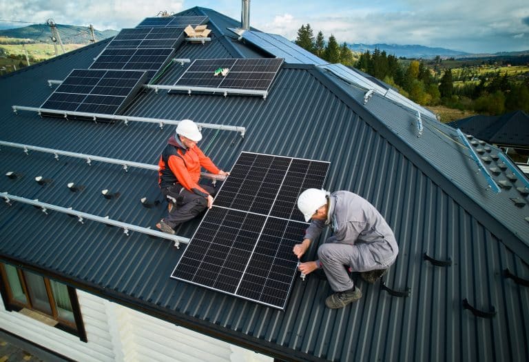 Pourquoi installer des panneaux solaires plug and play ? avantages et processus d’installation