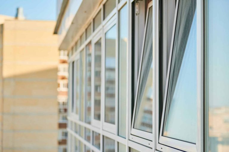 Fabrication de fenêtres en pvc pour entreprise à Nice : que retenir des normes en vigueur ?